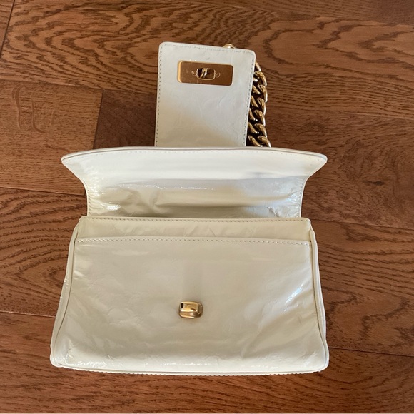 Marc Jacob’s “URSULA” Beige Patent Leather Bag with Gold Chain Handle - Picture 6 of 13